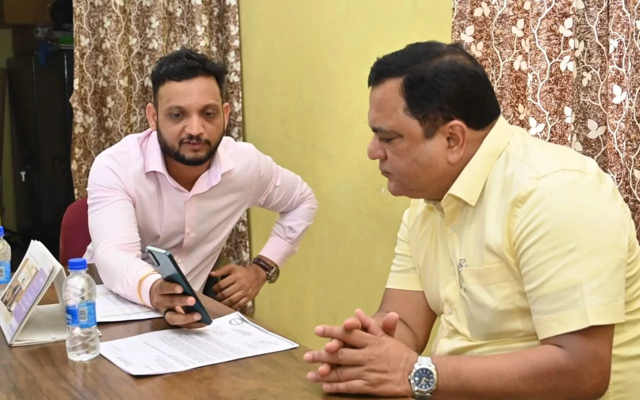 Reclevo co-founder demonstrating the AI waste-tracking platform to Shri Mauvin Godinho